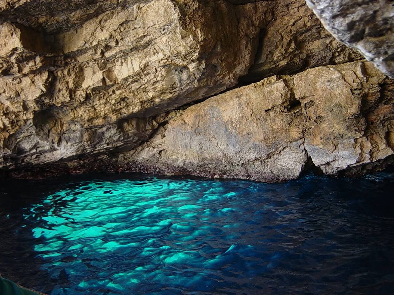 blue-grotto-590335_1280